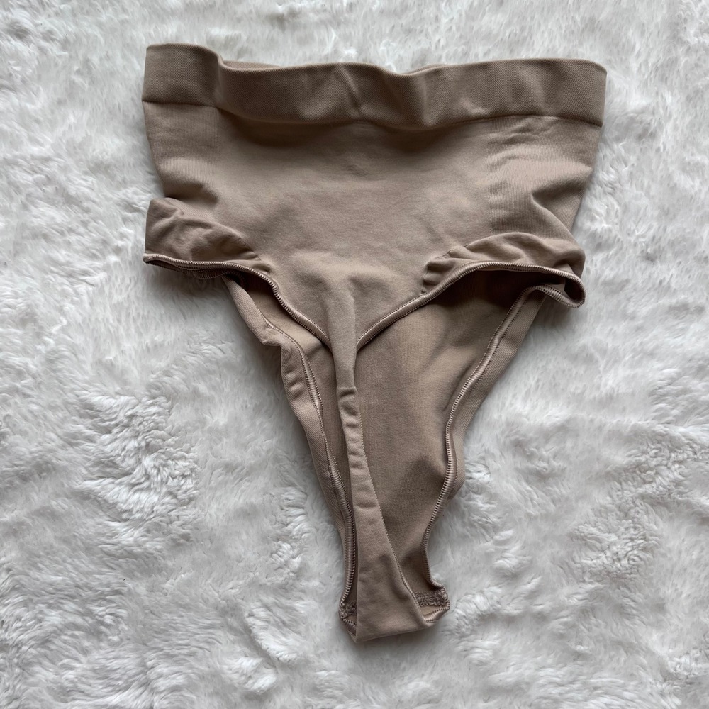SKIMS Sculpting High Waist Thong Tan Size Small Medium Seamless Shapewear NWOT - Picture 5 of 8